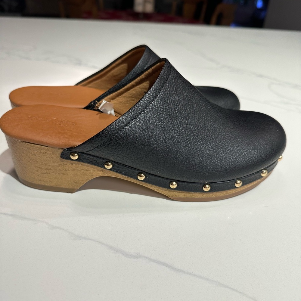 Universal Thread Clogs - size 9